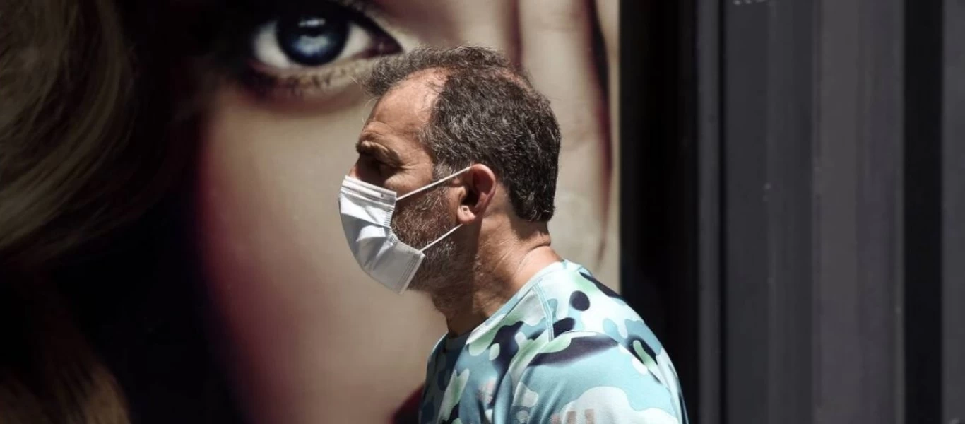 Φοβήθηκαν τις αντιδράσεις: «Όχι» της κυβέρνησης στην γενικευμένη χρήση μάσκας σε εξωτερικούς χώρους